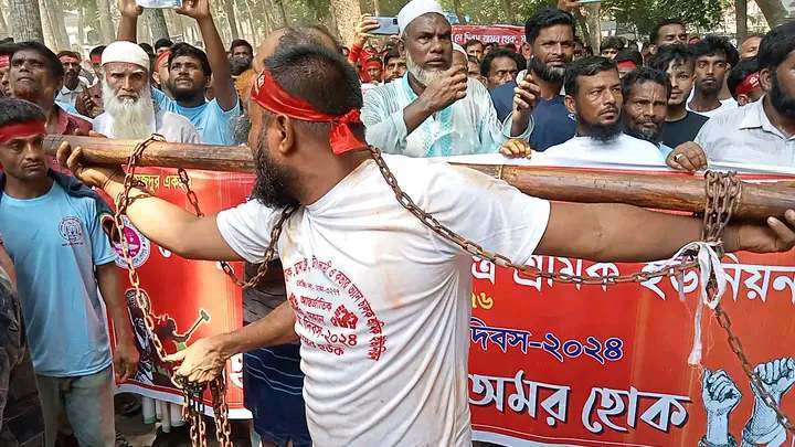 শ্রমিক-মালিক গড়বো দেশ, স্মার্ট হবে বাংলাদেশ” এ প্রতিবাদ্যকে সামনে রেখে শেরপুরে যথাযথ মর্যাদা ও নানা আয়োজনে মহান মে দিবস পালিত হয়েছে।