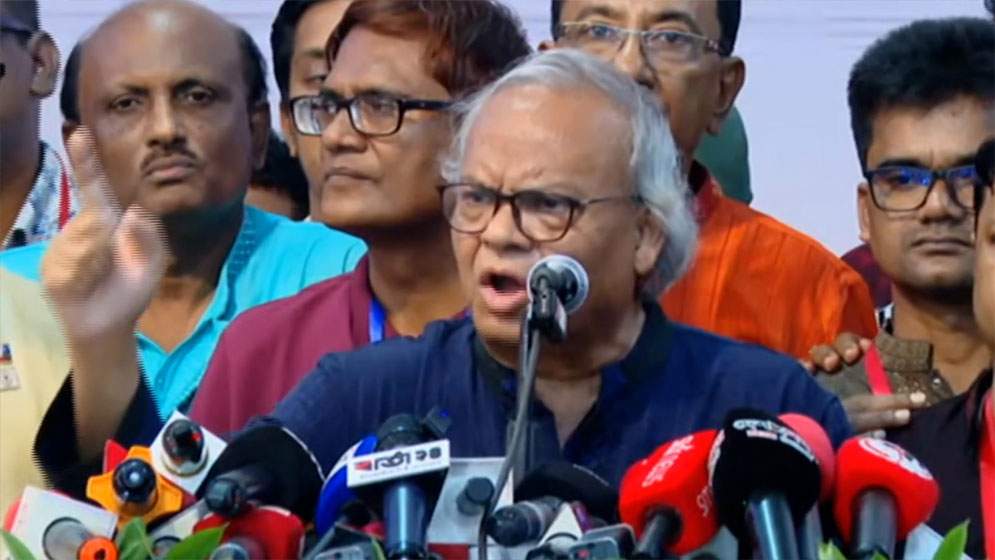 কলকাতায় বাংলাদেশ আওয়ামী লীগের একটি 'রাজনৈতিক অফিস' খোলার খবর প্রকাশের পর এ নিয়ে তীব্র প্রতিক্রিয়া জানিয়েছেন বিএনপির সিনিয়র যুগ্ম মহাসচিব রুহুল কবির রিজভী। তিনি অভিযোগ করেছেন, পার্শ্ববর্তী দেশে বসে শেখ হাসিনা বাংলাদেশবিরোধী কর্মকাণ্ড পরিচালনা করছেন এবং দেশকে অস্থির করার চেষ্টা করছেন।

শেখ হাসিনাকে নিয়ে রিজভীর বক্তব্য

আজ শুক্রবার জাতীয় প্রেস ক্লাবে এক সমাবেশে রুহুল কবির রিজভী বলেন, "শেখ হাসিনা নিজেকে সামাল দিতে পারছেন না। পার্শ্ববর্তী দেশে বসে যখন-তখন উল্টাপাল্টা কথা বলছেন।" তিনি আরও বলেন, বিবিসির প্রতিবেদন অনুযায়ী শেখ হাসিনা কলকাতায় অফিস খুলে বাংলাদেশবিরোধী ষড়যন্ত্র করছেন এবং তিনি দেশের অস্থিরতার 'মাস্টারমাইন্ড'।

ভারত ও দুর্গাপূজা প্রসঙ্গে

রিজভী বলেন, ভারত শেখ হাসিনাকে আশ্রয় দিয়েছে, অথচ সেখানে বাংলাভাষী মুসলিমরা থাকতে পারছে না এবং তাদের বাংলাদেশে 'পুশইন' করা হচ্ছে। তিনি প্রশ্ন তোলেন, "তাহলে তাকে (শেখ হাসিনা) কেন পুশব্যাক করে না?"

গত বছরের জুলাই গণঅভ্যুত্থানের প্রসঙ্গে তিনি বলেন, ছাত্র-জনতার উত্তাল তরঙ্গের মুখে দেশ ছেড়ে পালিয়েছেন শেখ হাসিনা, কিন্তু তার ষড়যন্ত্র থামছে না। তিনি দাবি করেন, গত বছরের দুর্গাপূজায় নানা ধরনের ষড়যন্ত্র ছিল, যা বিএনপি ঐক্যবদ্ধভাবে মোকাবিলা করেছে

বিএনপির অবস্থান

রিজভী আরও বলেন, নানা নিপীড়ন-নির্যাতন ও হামলা-মামলার পরেও বিএনপির কোনো নেতা-কর্মী দেশ ছেড়ে পালিয়ে যাননি, অথচ শেখ হাসিনা পালিয়ে গেছেন।