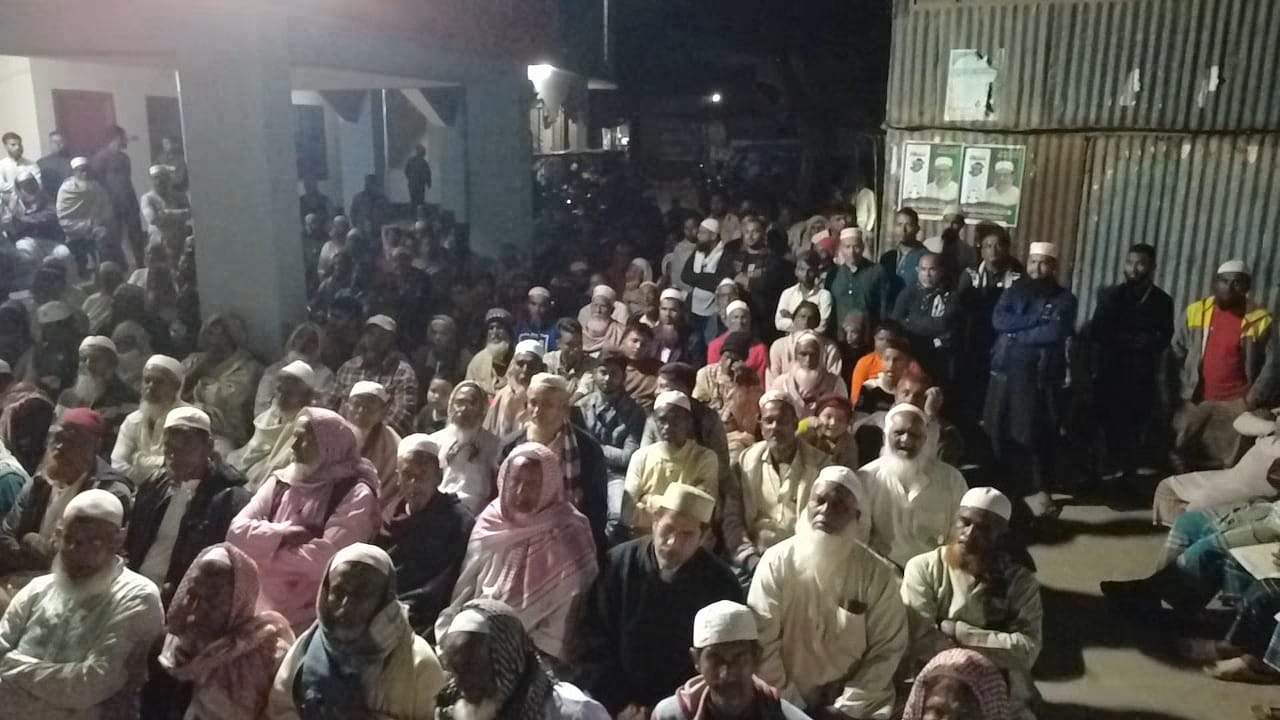 ফরিদপুর-৩ আসনে দাঁড়িপাল্লা প্রতীকের প্রার্থী, বিশিষ্ট শিক্ষাবিদ ও সমাজসেবক প্রফেসর আব্দুত তাওয়াবের নির্বাচনী জনসভা অনুষ্ঠিত হয়েছে। ফরিদপুর সদরের খলিল মন্ডল হাটে আয়োজিত এই জনসভা থেকে দুর্নীতি, সন্ত্রাস ও চাঁদাবাজমুক্ত বাংলাদেশ গড়ার লক্ষ্যে জনগণকে ঐক্যবদ্ধভাবে কাজ করার আহ্বান জানানো হয়। মৌলবী এ কে এম ইসহাক মিয়ার সভাপতিত্বে অনুষ্ঠিত এই জনসভায় প্রধান অতিথি হিসেবে উপস্থিত ছিলেন প্রার্থী প্রফেসর আব্দুত তাওয়াব। জনসভায় উপস্থিত নেতৃবৃন্দ প্রফেসর আব্দুত তাওয়াবের নির্বাচনী জনসভায় জামায়াতে ইসলামী ও এর অঙ্গ সংগঠনের কেন্দ্রীয় ও স্থানীয় নেতারা উপস্থিত ছিলেন: প্রধান অতিথি: প্রফেসর আব্দুত তাওয়াব সভাপতি: মৌলবী এ কে এম ইসহাক মিয়া বিশেষ অতিথি: ফরিদপুর সদর উপজেলা জামায়াত আমীর মু. জসিমউদদীন শ্রমিক কল্যাণ ফেডারেশনের কেন্দ্রীয় নেতা মুহা. শাহজাহান মিয়া শিবিরের শহর শাখার সভাপতি মাহবুবুর রহমান কামাল প্রেস ক্লাবের সাবেক সাধারণ সম্পাদক এটিএম রেশাদুল হাকিম ফরিদপুর মহানগর যুব বিভাগের সভাপতি মু. দেলোয়ার হুসাইন ইউনিয়ন জামায়াত আমীর ও ইউপি সদস্য কারী মোঃ ইদ্রিস আলী সহ বিভিন্ন পর্যায়ের নেতৃবৃন্দ ও সাধারণ জনতা। নেতৃবৃন্দের বক্তব্যে যা উঠে এলো জনসভায় উপস্থিত অতিথিবৃন্দ তাদের বক্তৃতায় প্রফেসর আব্দুত তাওয়াবকে দাঁড়িপাল্লা প্রতীকে বিজয়ী করার জন্য জনগণের প্রতি আহ্বান জানান। তাঁদের বক্তব্যের মূল বিষয়বস্তু ছিল: দাঁড়িপাল্লাকে বিজয়ী করা: ফরিদপুর-৩ আসনে দাঁড়িপাল্লা প্রতীকের প্রার্থী প্রফেসর আব্দুত তাওয়াবকে বিপুল ভোটে নির্বাচিত করার আহ্বান। সমাজ গড়ার অঙ্গীকার: নির্বাচিত হলে দুর্নীতি, সন্ত্রাস এবং চাঁদাবাজিমুক্ত একটি সুশীল সমাজ গড়ার জন্য ঐক্যবদ্ধভাবে কাজ করার প্রতিজ্ঞা। প্রার্থীর পরিচিতি: বক্তারা প্রফেসর আব্দুত তাওয়াবকে সাধারণ জনতার বন্ধু, বিশিষ্ট শিক্ষাবিদ ও সমাজসেবক হিসেবে আখ্যায়িত করেন।